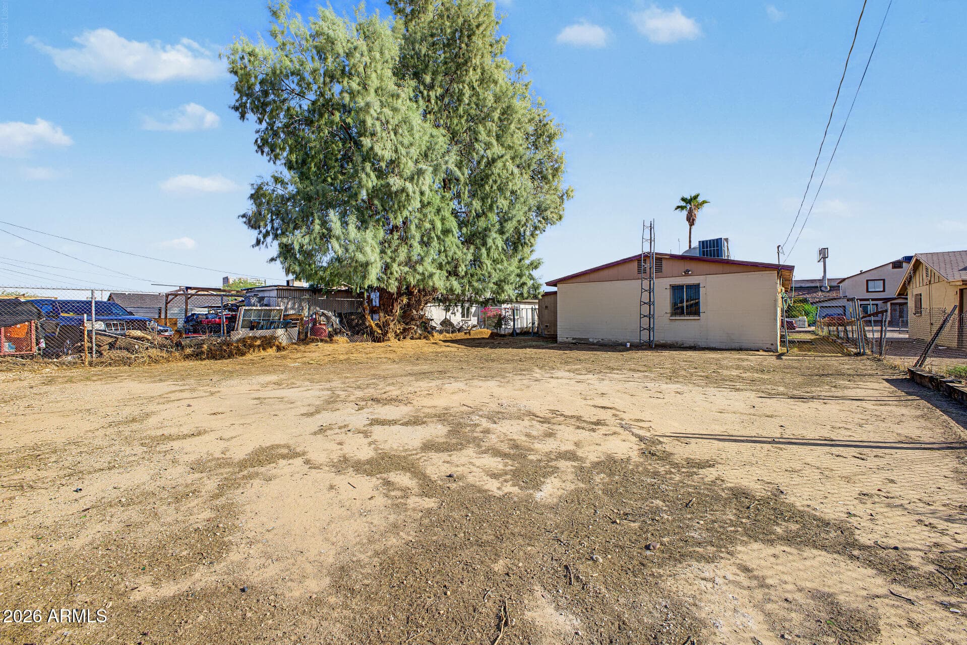 1138 W APACHE Street